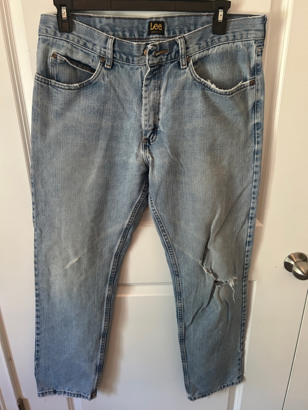 Lee Men's Light Blue Straight Jeans with Distressed Knee